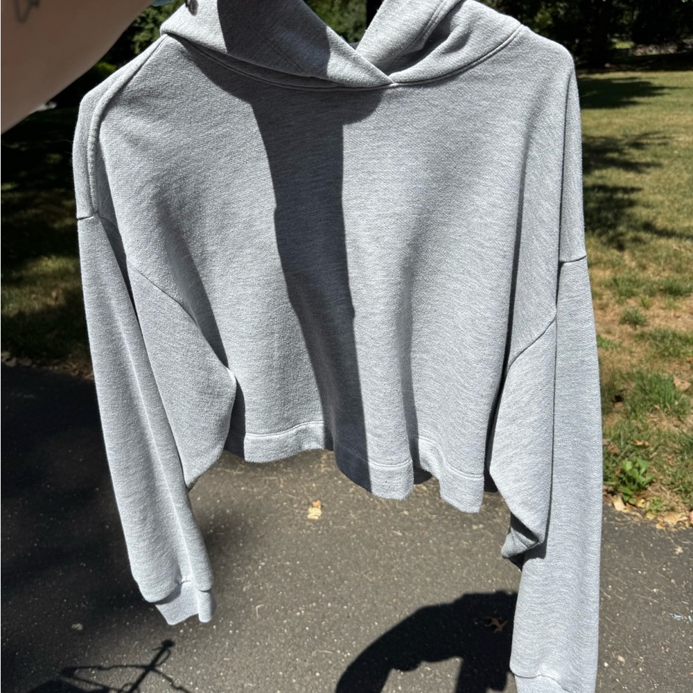 Alo cropped hoodie- worn a bit shown in the pictures
